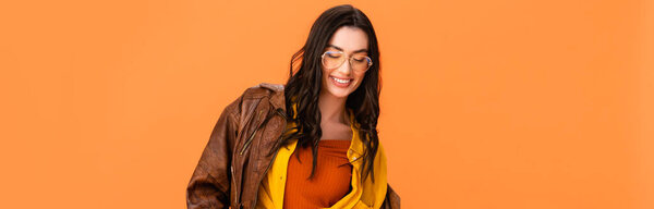 панорамная концепция молодой женщины в осеннем наряде, смотрящей на оранжевый 
