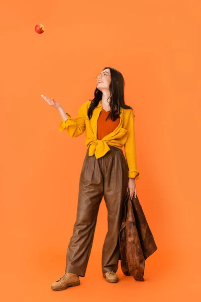 Full Length Trendy Woman Glasses Autumn Outfit Κρατώντας Δερμάτινο Μπουφάν — Φωτογραφία Αρχείου