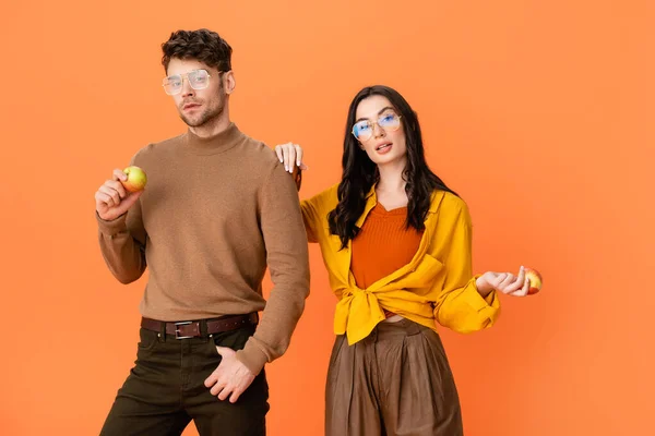 Trendy Couple Glasses Autumn Outfit Holding Apples Isolated Orange — Stock Photo, Image