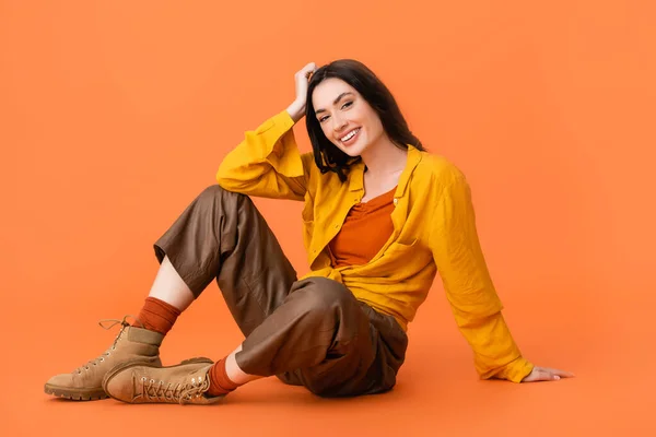 Brunetka Trendy Žena Podzimním Oblečení Sedí Oranžové — Stock fotografie