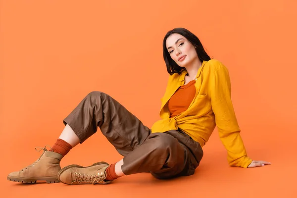 Brunette Young Woman Autumn Outfit Boots Sitting Orange — Stock Photo, Image