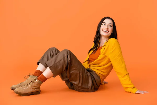 Mujer Alegre Traje Otoño Botas Mirando Hacia Otro Lado Mientras — Foto de Stock