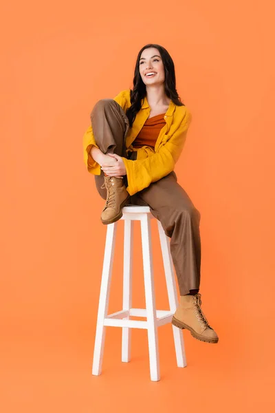 Mujer Complacida Traje Otoño Sentado Taburete Blanco Naranja — Foto de Stock