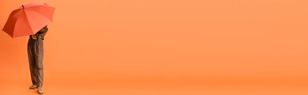 Панорамний Знімок Модної Жінки Осінньому Вбранні Чоботях Закривають Обличчя Парасолькою — стокове фото