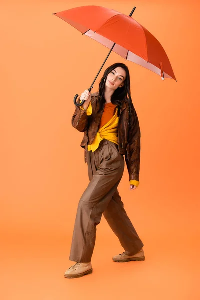 Voller Länge Stilvolle Frau Herbst Outfit Und Stiefel Mit Regenschirm — Stockfoto