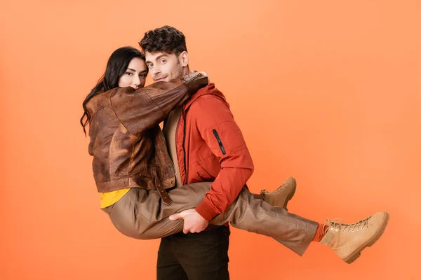 Homem Moda Segurando Armas Mulher Outono Roupa Laranja — Fotografia de Stock