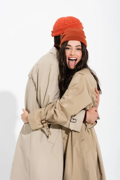 Mujer Moda Gorro Sombrero Sobresaliendo Lengua Abrazando Hombre Blanco — Foto de Stock