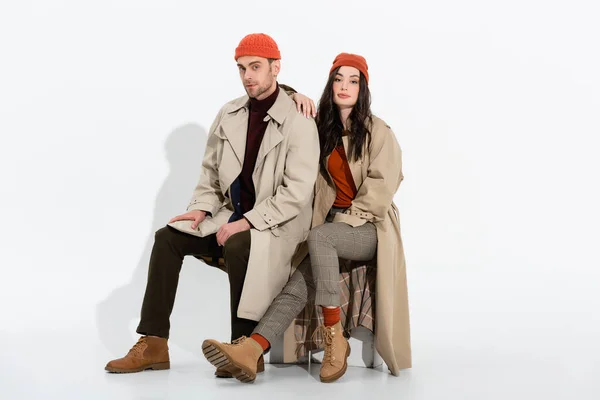 Elegante Donna Trench Seduta Vicino All Uomo Alla Moda Cappello — Foto Stock