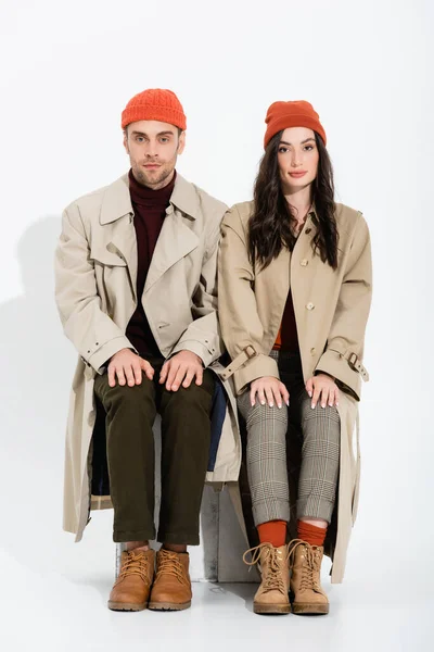 Jong Brunette Vrouw Trench Jas Zitten Buurt Man Beanie Hoed — Stockfoto