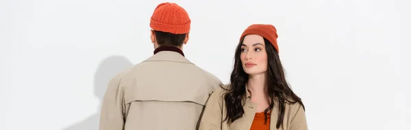 全景概念时尚女人坐在男人旁边 头戴便帽 头戴白色帽子 — 图库照片