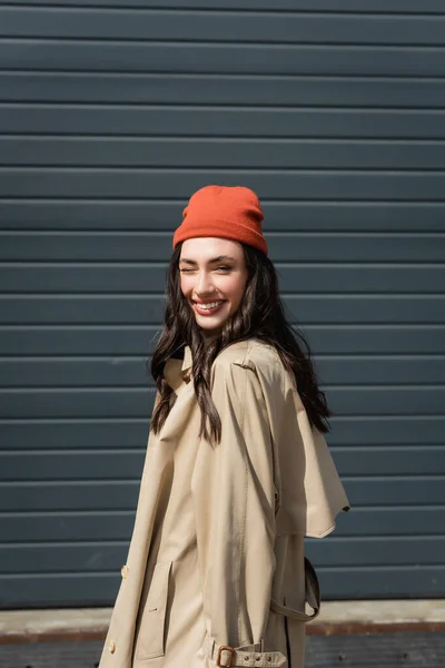 Femme Joyeuse Trench Coat Bonnet Chapeau Clin Oeil — Photo