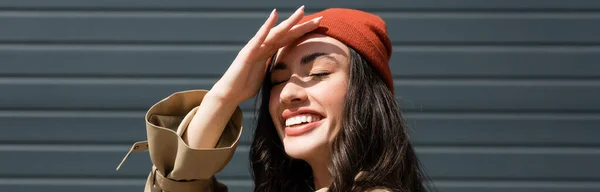 Plano Panorámico Mujer Con Estilo Sombrero Gorro Escondido Luz Del —  Fotos de Stock