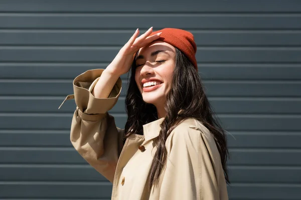 Mulher Elegante Morena Chapéu Gorro Escondendo Luz Sol Com Mão — Fotografia de Stock