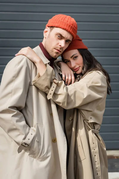 Mujer Moda Gabardina Sombrero Abrazando Hombre Pie Con Mano Bolsillo — Foto de Stock