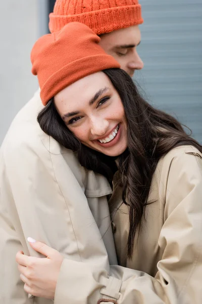 Enfoque Selectivo Mujer Morena Apoyándose Hombre Con Estilo Mirando Cámara — Foto de Stock