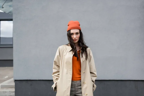 Mulher Elegante Casaco Trincheira Chapéu Gorro Com Mãos Nos Bolsos — Fotografia de Stock