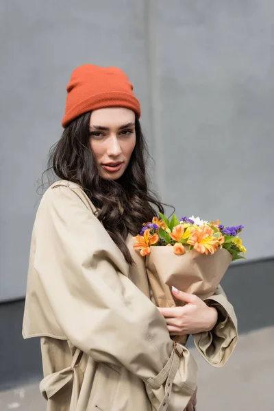 Trendy Young Woman Beanie Hat Trench Coat Holding Bouquet Flowers — Stock Photo, Image