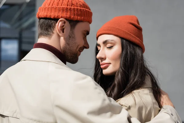 Casal Elegante Com Olhos Fechados Casacos Trincheira Chapéus — Fotografia de Stock