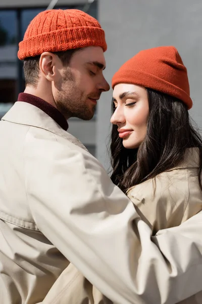 Stylish Couple Closed Eyes Trench Coats Hats — Stock Photo, Image