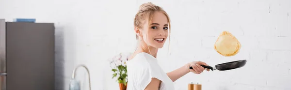 Website Header Einer Jungen Blonden Frau Beim Zubereiten Von Pfannkuchen — Stockfoto