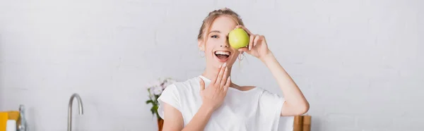 Concepto Panorámico Mujer Joven Cubriendo Ojo Con Manzana Mientras Toca — Foto de Stock