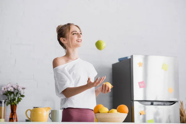 Jovem Mulher Branco Shirt Malabarismo Com Frutas Frescas Perto Bule — Fotografia de Stock