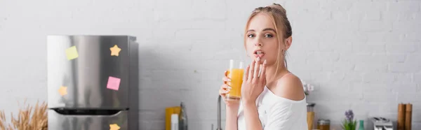 Concepto Horizontal Mujer Rubia Sosteniendo Vaso Jugo Naranja Tocando Los — Foto de Stock