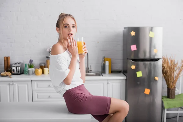 Ung Blond Kvinna Hålla Glas Apelsinjuice Och Vidröra Läppar När — Stockfoto