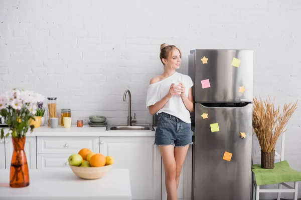 Selective Focus Young Blonde Woman White Shirt Shorts Holding Cup — Stock Photo, Image