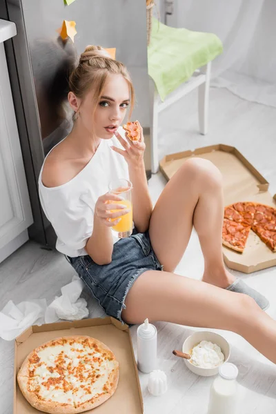 Высокий Угол Обзора Соблазнительной Молодой Женщины Сидящей Полу Пиццей Апельсиновым — стоковое фото