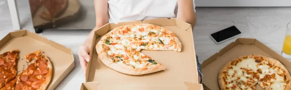 Mutfakta Pizza Tutan Kadın Kolajı Panoramik Konsept — Stok fotoğraf