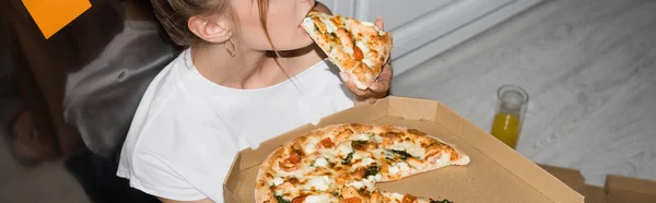 Bijgesneden Uitzicht Jonge Vrouw Eten Pizza Terwijl Zitten Vloer Keuken — Stockfoto