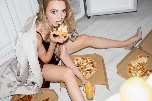 Vue Grand Angle Femme Blonde Manger Pizza Tenant Jus Orange — Photo