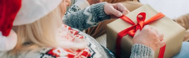 Son sınıf öğrencisi bir kadının Noel hediyesi kutusu açması, web sitesi başlığı