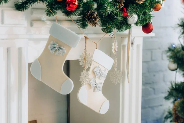 Branche Pin Décorée Avec Des Bas Noël Près Cheminée Maison — Photo