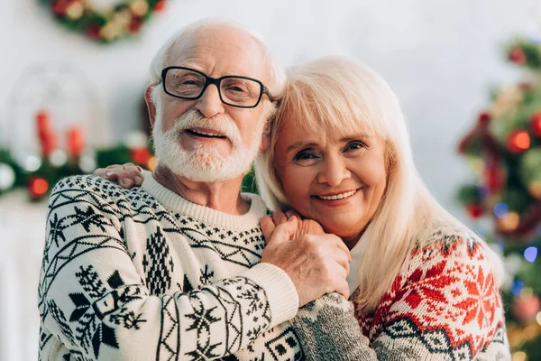 Feliz Casal Sênior Abraçando Enquanto Sorrindo Para Câmera — Fotografia de Stock