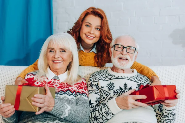 Glimlachende Vrouw Staan Achter Gelukkig Senior Ouders Met Geschenkdozen Glimlachen — Stockfoto