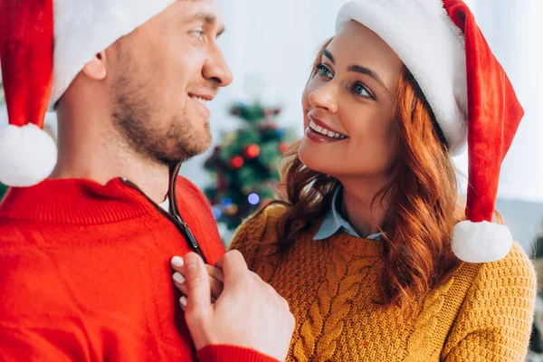 Enfoque Selectivo Mujer Feliz Sombrero Santa Tocando Marido Sonriente — Foto de Stock