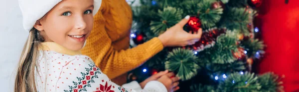 Weboldal Fejléc Boldog Lány Néz Kamera Miközben Díszítő Karácsonyfa Családdal — Stock Fotó