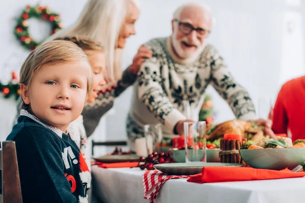 Accentul Selectiv Baiatului Care Sta Masa Festiva Cina Ziua Recunostintei — Fotografie, imagine de stoc