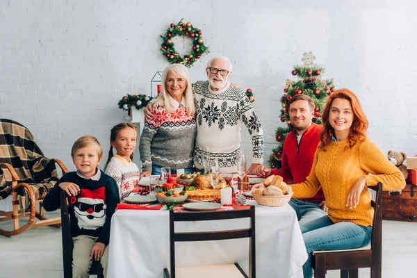 Família Perto Mesa Festiva Com Jantar Ação Graças Olhando Para — Fotografia de Stock