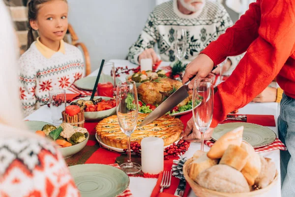 Foco Seletivo Homem Que Corta Torta Mesa Festiva Perto Família — Fotografia de Stock