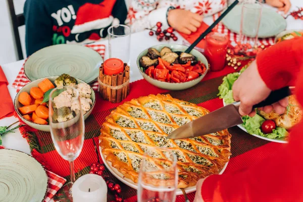 Vue Coupe Famille Assise Près Table Servie Avec Tarte Maison — Photo