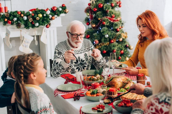 Familie Sitzt Festlichen Tisch Und Isst Danksagungsessen Kamin — Stockfoto