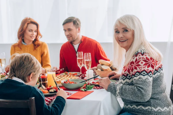 Selektiver Fokus Der Fröhlichen Großmutter Die Neben Der Familie Festlichen — Stockfoto