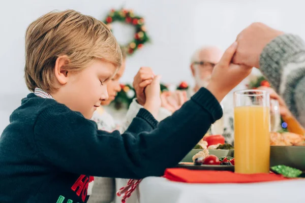 Enfoque Selectivo Del Niño Edad Preescolar Cogido Mano Con Familia — Foto de Stock