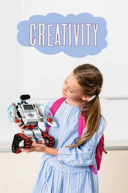 Yaratıcılık illüstrasyonunun yanında robot tutan liseli kız. 