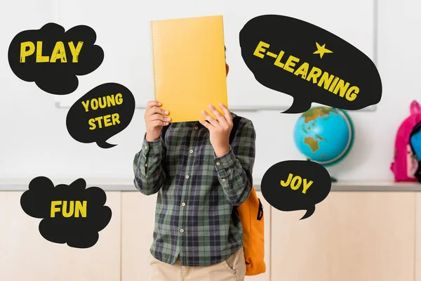 Schüler Halten Buch Der Nähe Von Gesicht Und Spiel Youngster — Stockfoto