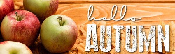 спелые яблоки и листья рядом привет осенние буквы на деревянном фоне, панорамный снимок