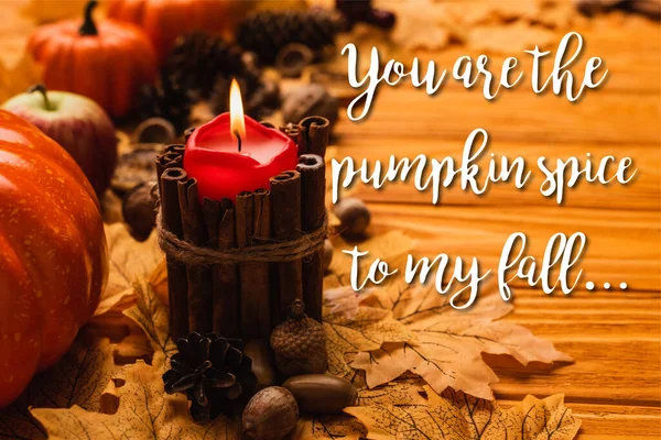 あなたの近くの秋の装飾でろうそくを燃やすことの選択的な焦点は 木製の背景に私の秋のレタリングにカボチャのスパイスです — ストック写真